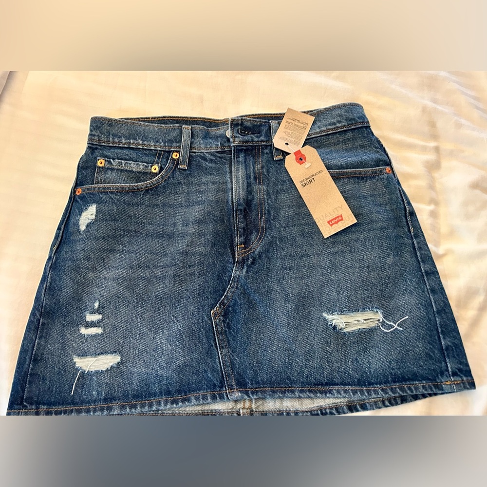 NWT Levi’s mini skirt distressed